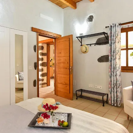 Authentic Holiday Ground Floor Level With Private Pool And Large Terrace אינחניו